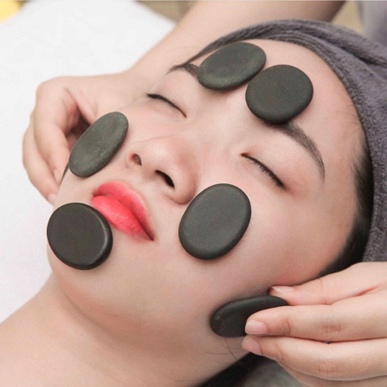 Massage mặt bằng đá nóng giúp tăng độ đàn hồi và săn chắc cho da mặt